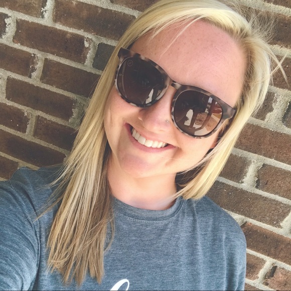 Meet your Posher, Lori - Picture 2 of 2